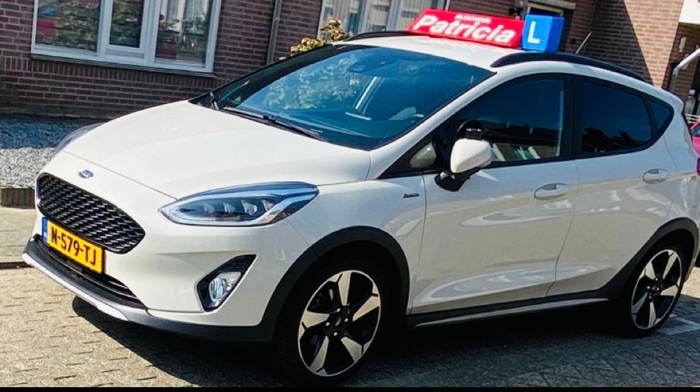 Lesauto van Rijschool Patricia in Helmond